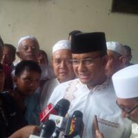 jelang-debat-pamungkas-anies-shalat-jumat-di-condet