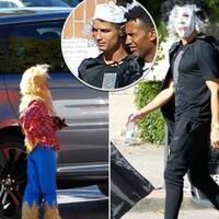 cristiano-ronaldo-kenakan-kostum-dan-topeng-jemput-cristiano-ronaldo-jr