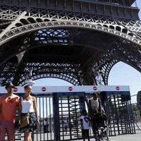 hindari-serangan-teror-menara-eiffel-bakal-dibungkus-kaca-anti-peluru