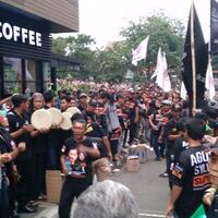 relawan-agus-sylvi-ditegur-polisi-di-lokasi-debat