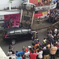 dinda-sempat-lihat-honda-jazz-melayang-sebelum-timpa-atap-mobilnya