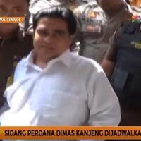 sambil-tersenyum-dimas-kanjeng-layani-selfie-bareng-mahasiswa-di-pengadilan