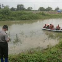 petani-demak-hanyut-di-sungai-usai-memanen-padi