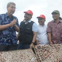 gus-ipul-janji-beri-nelayan-di-cumpat-surabaya-mesin-pengolah-limbah-kerang