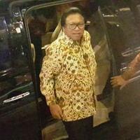 baru-tiba-dari-papua-oesman-sapta-buru-buru-masuk-ke-lokasi-debat