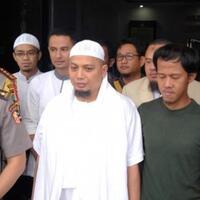 aksi-112-di-jakarta-ustaz-arifin-zikir-bareng-di-halaman-polres-bogor