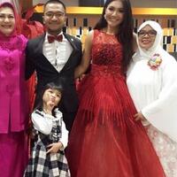 kalau-bukan-untuk-nikah-untuk-apa-denada-fitting-baju-pengantin