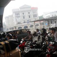 alasan-pilih-alas-kaki-ber-hak-saat-naik-motor-hujan-hujanan