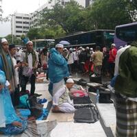 sebagian-peserta-aksi-damai-112-sholat-zuhur-di-jalan-raya