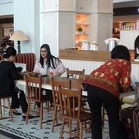 parade-foto-iriana-jokowi-dan-putrinya-kahiyang-ayu-quotnongkrongquot-di-kafe-bandara