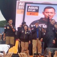 duet-sby-dan-agus-yudhoyono-tutup-kampanye-akbar-di-stadion-soemantri