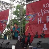 warga-terlihat-antusias-ikuti-irama-lagu-dari-rhoma-meski-lapangan-becek