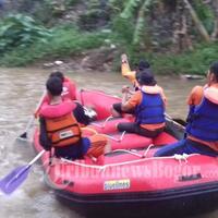 perempuan-renta-yang-lambaikan-tangan-di-arus-sungai-cipakancilan-belum-ditemukan