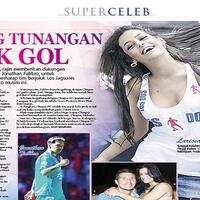 model-seksi-ini-dukung-jonathan-fabbro-cetak-gol