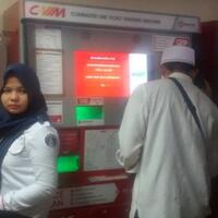 petugas-stasiun-juanda-sibuk-pandu-calon-penumpang-beli-tiket-krl