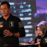 keluar-lokasi-debat-agus-sylvi-naik-ke-atas-mobil