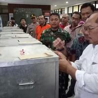 jelang-pencoblosan-kotak-suara-dijaga-ketat-tni-dan-polri