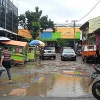 keluhan-warga-jalan-pasar-jambul-kramat-jati-rusak-parah-seperti-empang-lele