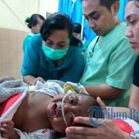 ajaib-bayi-selamat-dalam-dekapan-kakeknya-yang-meninggal-karena-longsor