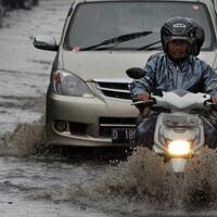 nekat-terjang-banjir-pakai-mobil-polisi-di-lombok-ini-alami-nasib-apes