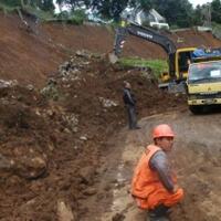 kawasan-puncak-bogor-longsor-setelah-diguyur-hujat-lebat-sebagian-jalan-tertutup