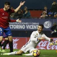 salvatore-sirigu-selamatkan-gawangnya-mirip-iker-casillas-dulu