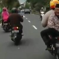 kakek-nyentrik-naik-motor-bersila-hadap-belakang-kena-tilang-tapi-tetap-nyantai