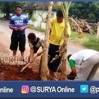 warga-magetan-tanam-pohon-pisang-di-jalan-rusak-ada-apa