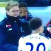 juergen-klopp-kasih-jempol-ke-dele-alli-usai-ngerebut-bola-dari-tangannya