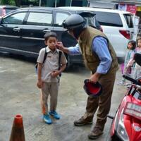 anies-mengisi-masa-tenang-dengan-antar-anak-sekolah