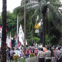 disela-aksi-kawal-sidang-massa-anti-ahok-sempatkan-diri-shalat-dzuhur