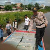 masuk-sungai-anggota-polri-bantu-distribusikan-logistik-pilkada-di-musi-banyuasin