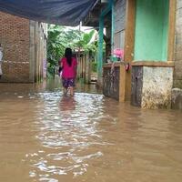 wagub-djarot-banjir-setinggi-70-cm-di-kampung-arus-cawang-cuma-genangan-air