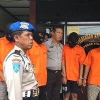 terekam-cctv-empat-bandit-warnet-diciduk-polsek-ciputat