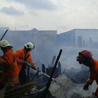 puluhan-rumah-di-muara-baru-ludes-terbakar