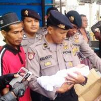 bayi-dalam-kardus-berisi-duit-rp-50000-ternyata-dibuang-oleh-ayah-ibu-dan-nenek