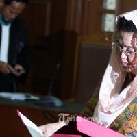 majelis-hakim-izinkan-mantan-menteri-kesehata-siti-fadillah-operasi-mata