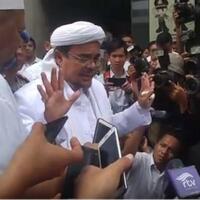 rizieq-shihab-bawa-tesis-s2-saat-diperiksa-sebagai-tersangka-di-polda-jabar