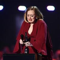 bilang--suami--di-atas-panggung-adele-keceplosan-mengaku-sudah-menikah