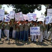 tolak-hari-valentine-pelajar-smp-di-surabaya-bagikan-100-syal-pink