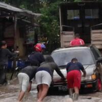 banjir-rendam-sejumlah-kendaraan-warga-sungailiat