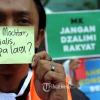 kpk-periksa-dua-hakim-mk-untuk-tersangka-patrialis-akbar