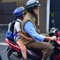 kendarai-motor-matic-anies-antar-putra-bungsunya-ke-sekolah