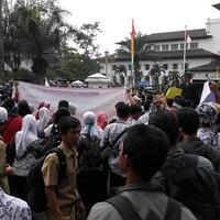 belum-gajian-gtt-ptt-surabaya-cemas-takut-motornya-kreditan-ditarik-diler