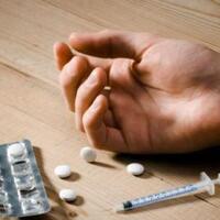 diduga-overdosis-pria-ini-ditemukan-terkapar-dan-pingsan-di-kamar-kos