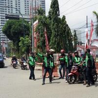 pengemudi-go-jek-berhentikan-paksa-rekannya-yang-bawa-penumpang