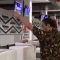 viral-video-lelaki-ngamuk-gara-gara-ketinggalan-pesawat