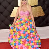 hot-photopenampilan-aneh-di-grammy-2017-mulai-dari-bola-hingga-kepingan-cd