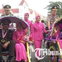 kapolrestabes-surabaya-kayuh-becak-demi-mereka
