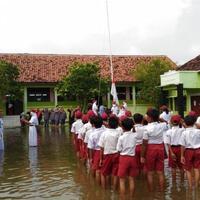 celana-dan-rok-basah-karena-banjir-siswa-sd-tetap-khidmat-ikuti-upacara-bendera
